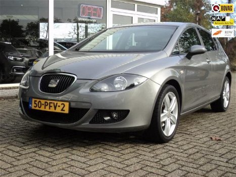 Seat Leon - 1.6 Reference sportief, leren bekl, binnen en buiten netjes, 17inch lichtmetaal en goed - 1