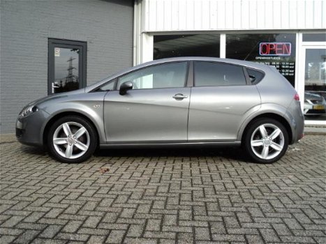 Seat Leon - 1.6 Reference sportief, leren bekl, binnen en buiten netjes, 17inch lichtmetaal en goed - 1