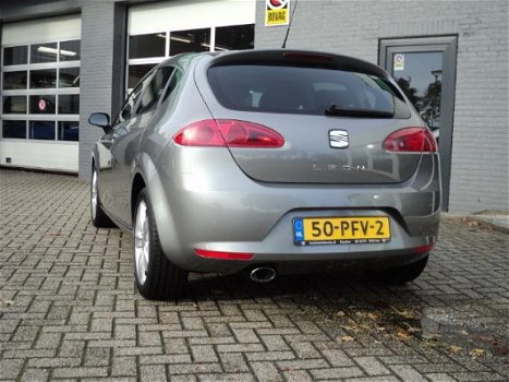 Seat Leon - 1.6 Reference sportief, leren bekl, binnen en buiten netjes, 17inch lichtmetaal en goed - 1