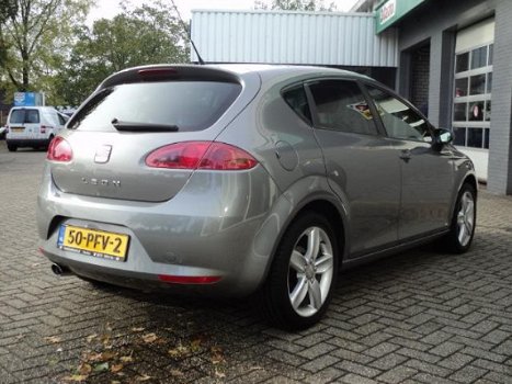 Seat Leon - 1.6 Reference sportief, leren bekl, binnen en buiten netjes, 17inch lichtmetaal en goed - 1