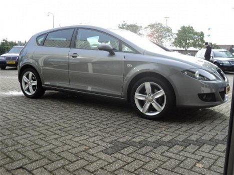 Seat Leon - 1.6 Reference sportief, leren bekl, binnen en buiten netjes, 17inch lichtmetaal en goed - 1