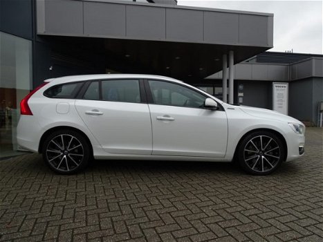 Volvo V60 - D5 Twin Engine Special Edition / Halftarief wegenbelasting Hybrid Technology Line - 1