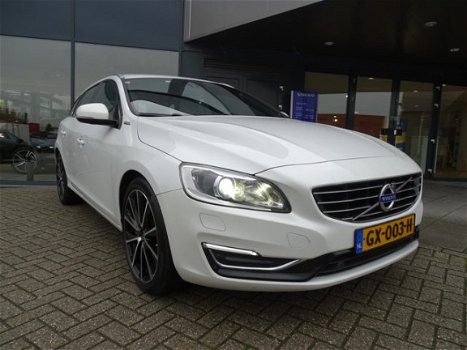 Volvo V60 - D5 Twin Engine Special Edition / Halftarief wegenbelasting Hybrid Technology Line - 1