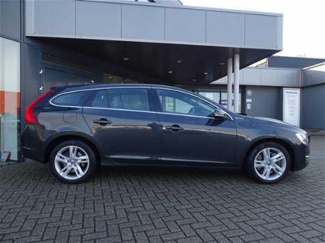 Volvo V60 - D6 AWD Plug-In Hybrid Summum / Halftarief wegenbelasting - 1