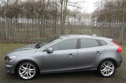 Volvo V40 - 2.0 D2 R-Design Business 74DKM/LEER ALCANT./NAVI/PDC CAMERA - 1