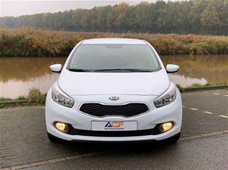 Kia Cee'd - 1.4 CVVT Airco , zomer / winterbanden Comfortline - 1