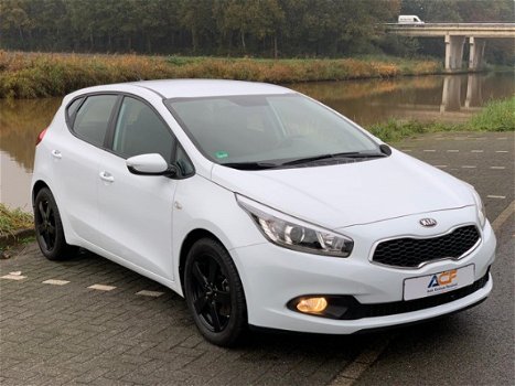 Kia Cee'd - 1.4 CVVT Airco , zomer / winterbanden Comfortline - 1