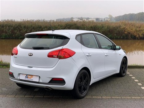 Kia Cee'd - 1.4 CVVT Airco , zomer / winterbanden Comfortline - 1