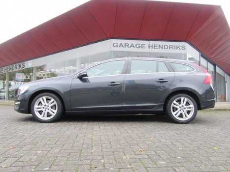 Volvo V60 - Automaat 2.0 T5 Momentum 245 PK (occasion) - 1