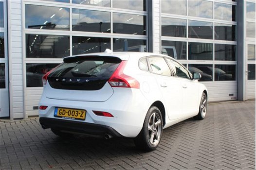 Volvo V40 - T2 Kinetic Business / Navigatie / Bluetooth / Parkeersensoren - 1