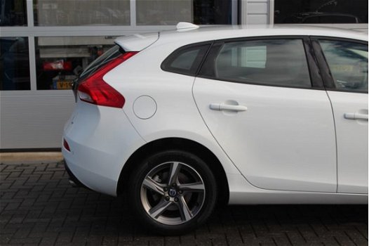 Volvo V40 - T2 Kinetic Business / Navigatie / Bluetooth / Parkeersensoren - 1