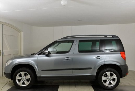 Skoda Yeti - 1.2 TSI Ambition Navigatie/Trekhaak / Pdc / Clima /Cruise /Regensensor - 1