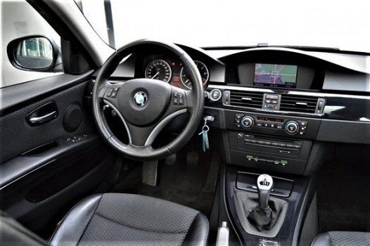 BMW 3-serie Touring - 320i Pano/schuifdak trekhaak xenon half leder 18