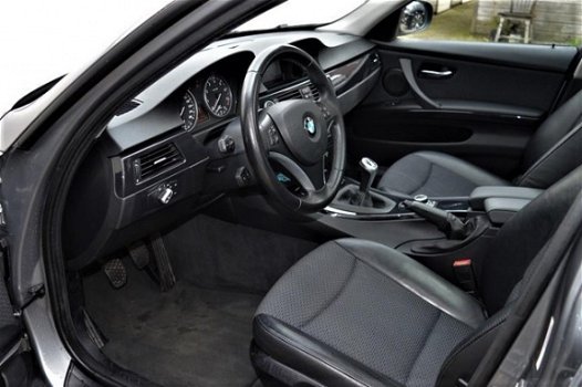 BMW 3-serie Touring - 320i Pano/schuifdak trekhaak xenon half leder 18