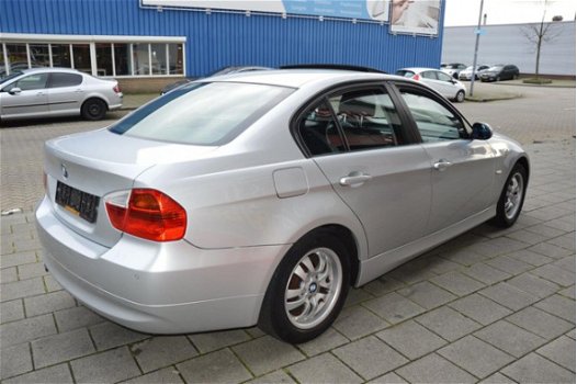 BMW 3-serie - 320i Comfort Schuif-dak I Airco I Sport velgen I PDC I Dealer onderhouden - 1