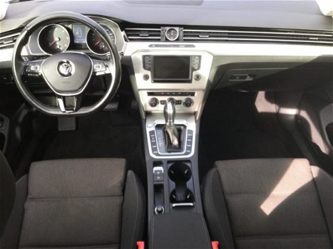 Volkswagen Passat Variant - 1.6 TDI Highline /CLIMA/CRUISE/PDC/NAV/AFNEEMBARE TREKHAAK/LMV16'' - 1