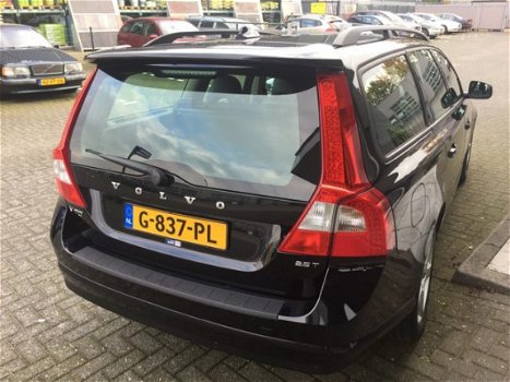 Volvo V70 - 2.5T MOMENTUM - 1