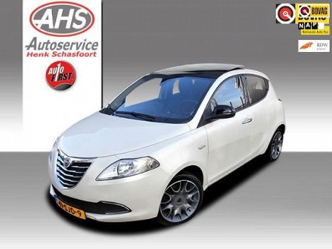 Lancia Y(psilon) - 0.9 TwinAir Silver Parelmoer wit met panoramadak - 1