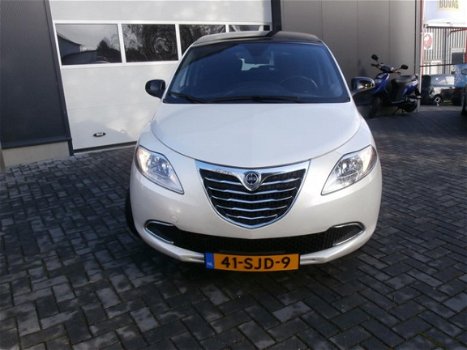 Lancia Y(psilon) - 0.9 TwinAir Silver Parelmoer wit met panoramadak - 1