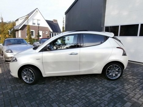 Lancia Y(psilon) - 0.9 TwinAir Silver Parelmoer wit met panoramadak - 1