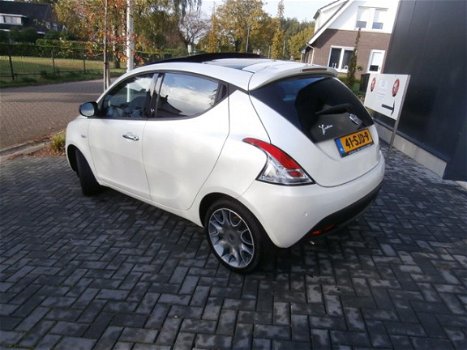 Lancia Y(psilon) - 0.9 TwinAir Silver Parelmoer wit met panoramadak - 1