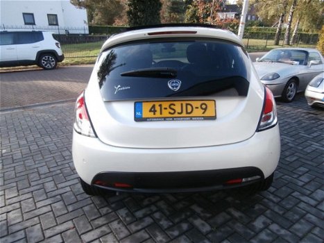 Lancia Y(psilon) - 0.9 TwinAir Silver Parelmoer wit met panoramadak - 1