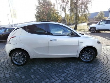 Lancia Y(psilon) - 0.9 TwinAir Silver Parelmoer wit met panoramadak - 1