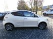 Lancia Y(psilon) - 0.9 TwinAir Silver Parelmoer wit met panoramadak - 1 - Thumbnail