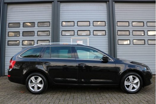 Skoda Octavia Combi - 1.6 TDI Businessline Xenon Navi Pdc Privacy glass Chroom - 1