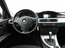 BMW 3-serie - 318i 143 PK SEDAN AUT. + NAVIGATIE / PRIVACY / CLIMATE