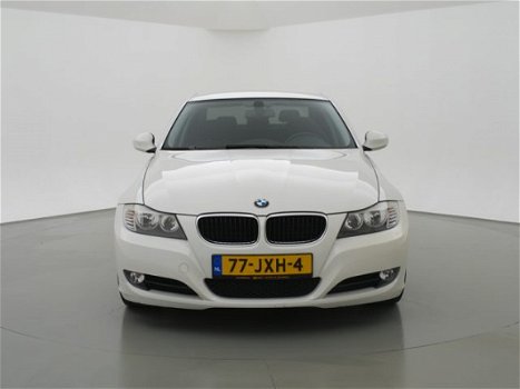 BMW 3-serie - 318i 143 PK SEDAN AUT. + NAVIGATIE / PRIVACY / CLIMATE - 1