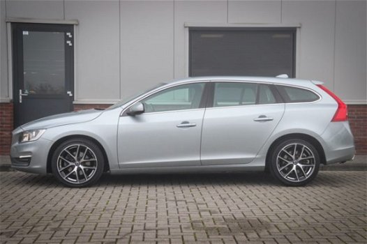 Volvo V60 - D4 Momentum, Trekhaak, Navi, 18 Inch - 1