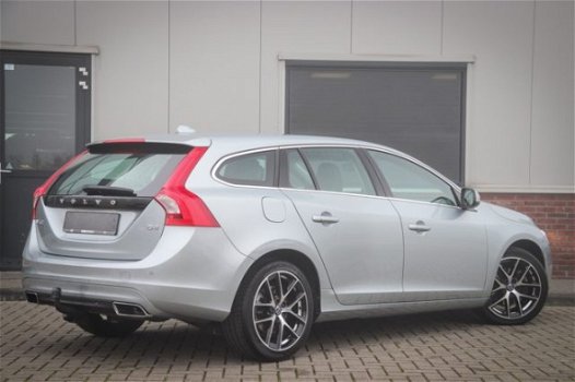 Volvo V60 - D4 Momentum, Trekhaak, Navi, 18 Inch - 1