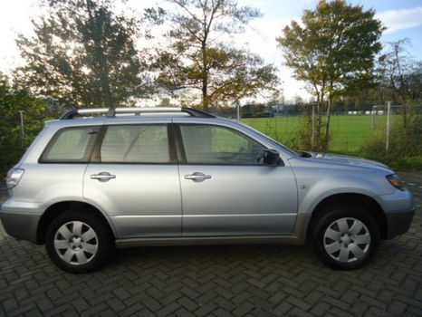 Mitsubishi Outlander - 2.0 Comfort - MET 174.000KM - GRIJS - 1