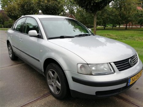 Volkswagen Passat Variant - 1.8 parkeersensoren Airco - 1