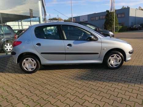 Peugeot 206 - 1.4 Gentry , automaat, clima, trekhaak, 93.000 km - 1