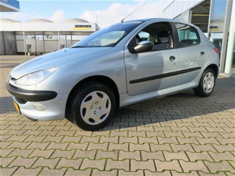 Peugeot 206 - 1.4 Gentry , automaat, clima, trekhaak, 93.000 km - 1