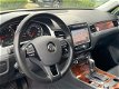 Volkswagen Touareg - 3.0 V6 TDI 240pk Highline Aut. Grijs kenteken 162dkm - 1 - Thumbnail