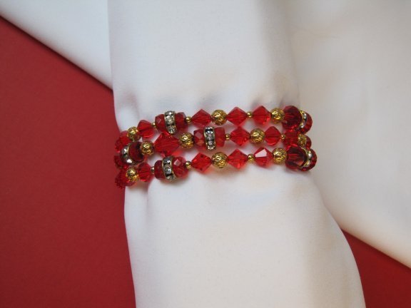 Armband goudkleurig drie strengen met rood kristal en spacers 18.5 cm - Afbeelding 3