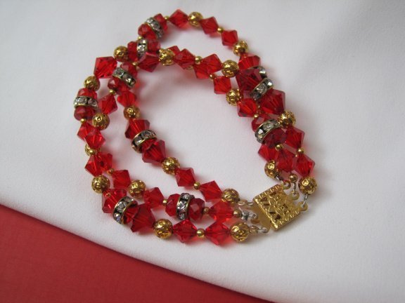 Armband goudkleurig drie strengen met rood kristal en spacers 18.5 cm - Afbeelding 5