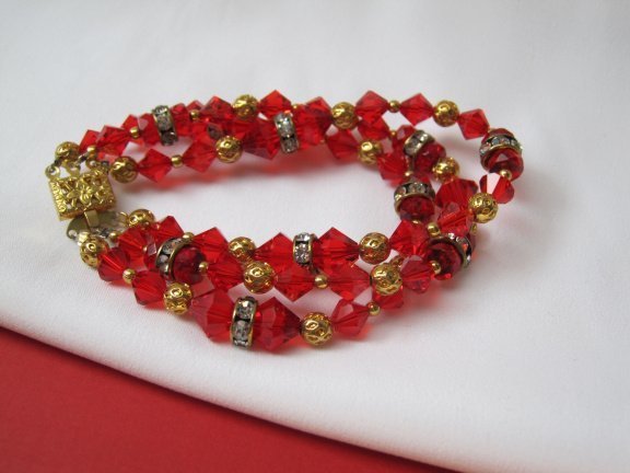 Armband goudkleurig drie strengen met rood kristal en spacers 18.5 cm - Afbeelding 6
