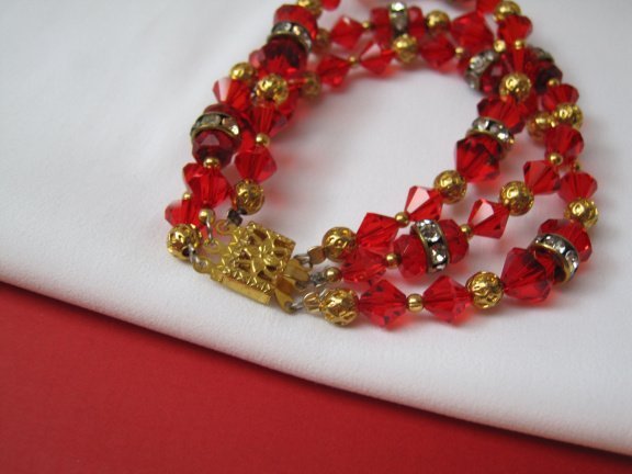 Armband goudkleurig drie strengen met rood kristal en spacers 18.5 cm - Afbeelding 7