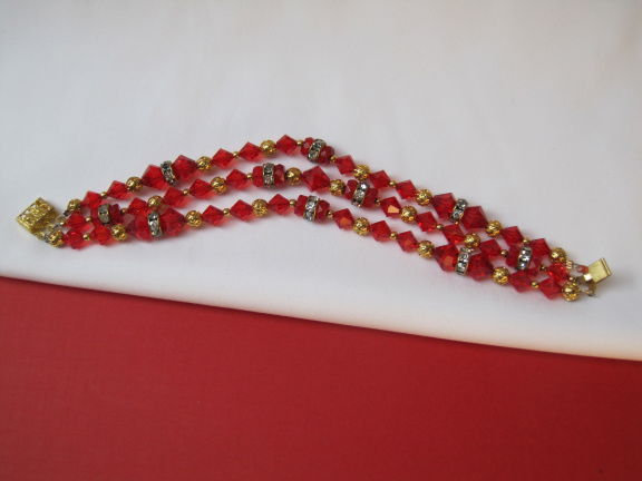 Armband goudkleurig drie strengen met rood kristal en spacers 18.5 cm - Afbeelding 4