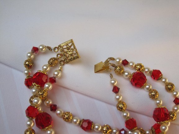 Armband goudkleurig drie strengen met rood kristal filigrain en parelkraaltjes 17.5 cm - nr. 1