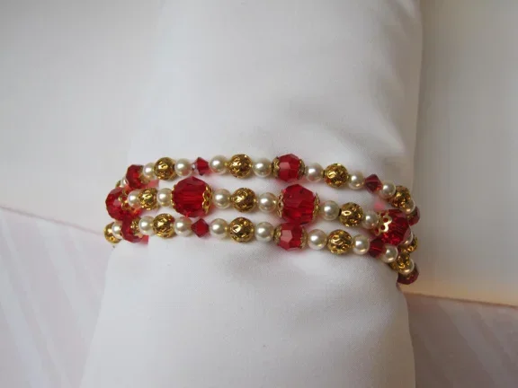 Armband goudkleurig drie strengen met rood kristal filigrain en parelkraaltjes 17.5 cm - Afbeelding 3