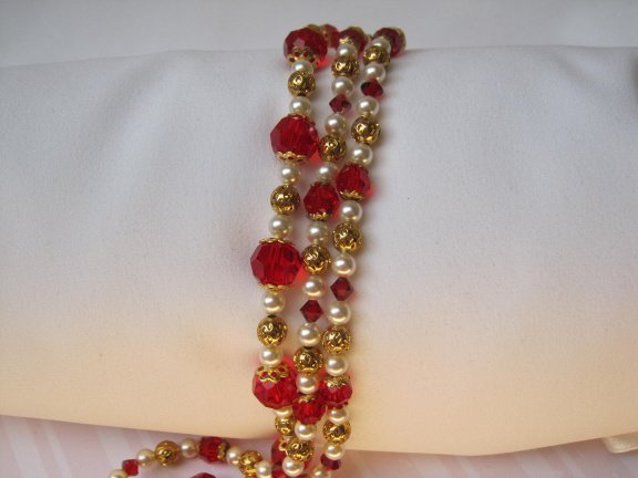 Armband goudkleurig drie strengen met rood kristal filigrain en parelkraaltjes 17.5 cm - Afbeelding 4