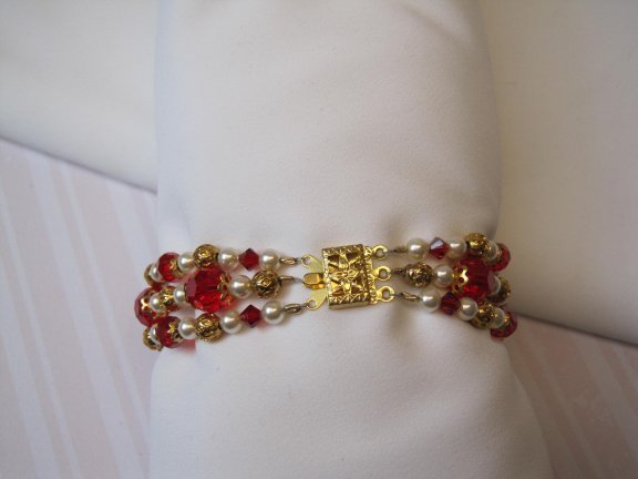 Armband goudkleurig drie strengen met rood kristal filigrain en parelkraaltjes 17.5 cm - Afbeelding 5