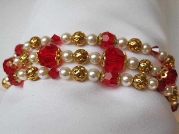 Armband goudkleurig drie strengen met rood kristal filigrain en parelkraaltjes 17.5 cm - Afbeelding 6