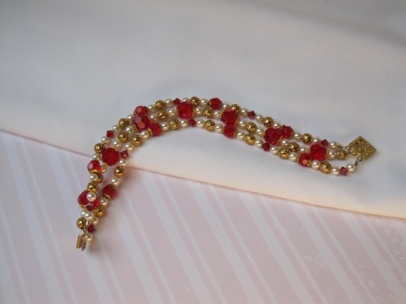 Armband goudkleurig drie strengen met rood kristal filigrain en parelkraaltjes 17.5 cm - Afbeelding 7