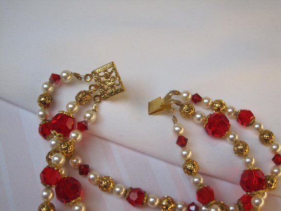 Armband goudkleurig drie strengen met rood kristal filigrain en parelkraaltjes 17.5 cm - Afbeelding 8